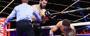 Artur Beterbiev noquea a Joe Smith Jr y le arrebata faja de la OMB