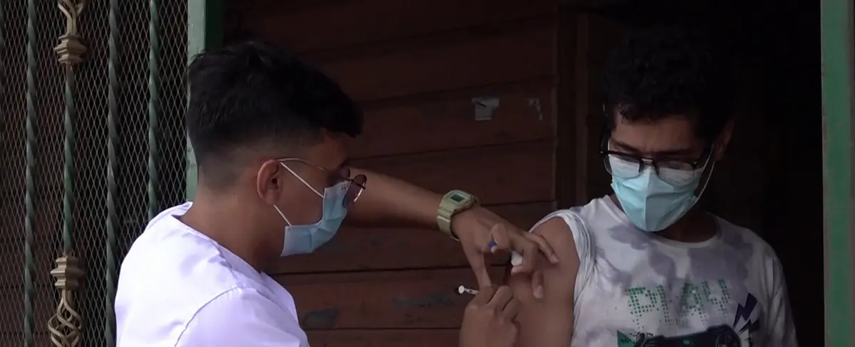 Brigadas de salud inmunizan contra la Covid-19 a pobladores del barrio San Ignacio