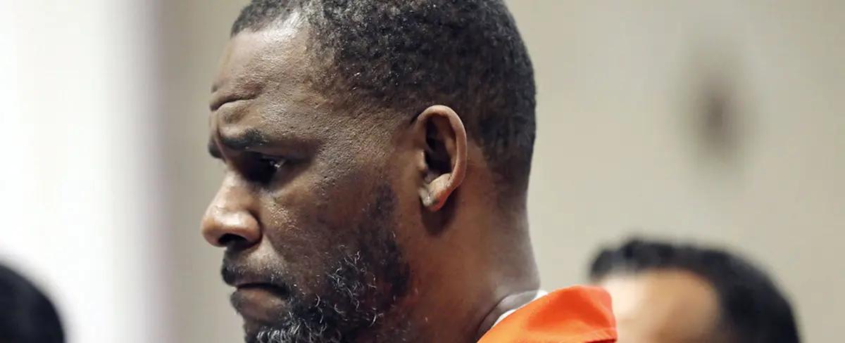 Condenan a 30 años de prisión al cantante R. Kelly por tráfico y abuso sexual