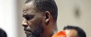 Condenan a 30 años de prisión al cantante R. Kelly por tráfico y abuso sexual