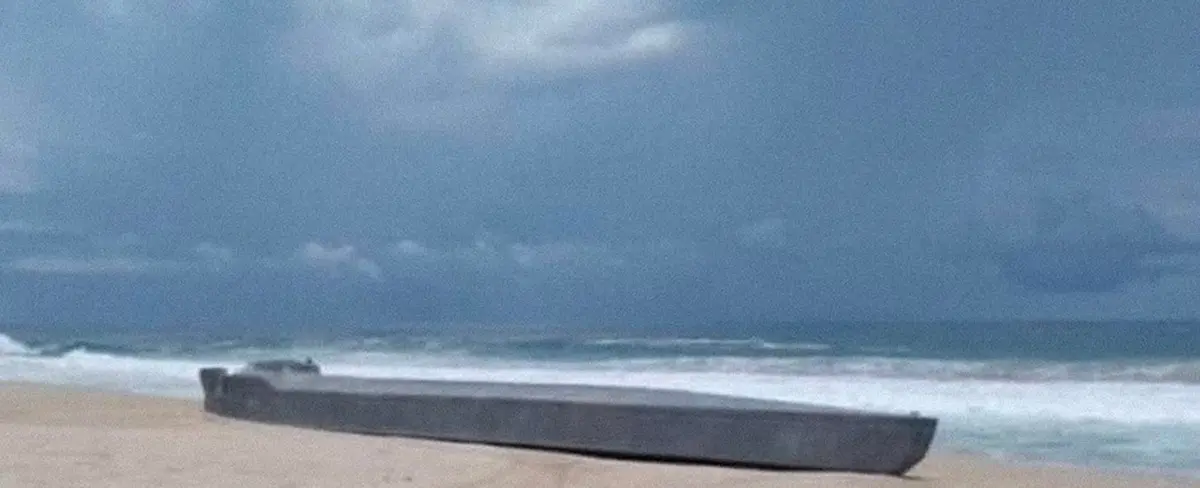 Encuentran un submarino abandonado en una playa de México
