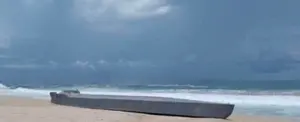 Encuentran un submarino abandonado en una playa de México