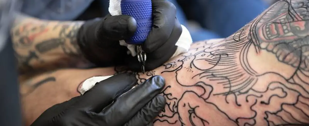 Científicos crean tatuaje para controlar la presión arterial