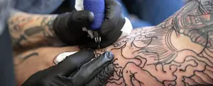 Científicos crean tatuaje para controlar la presión arterial