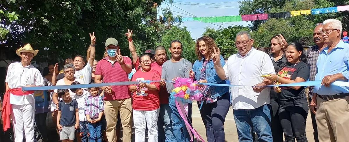 Comuna capitalina entrega proyecto de drenaje a familias del barrio Plaza España
