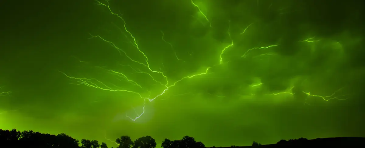 Inusual tormenta eléctrica tiñe de verde el cielo de Dakota del Sur