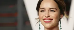 Emilia Clarke revela que perdió partes de su cerebro tras padecer dos aneurismas