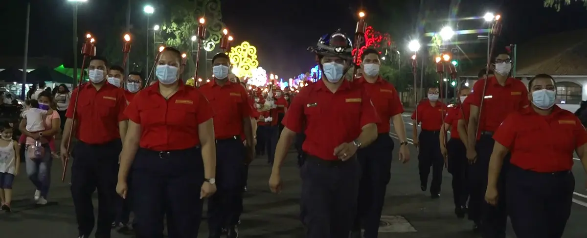 Emotivo desfile en el 76 aniversario del cuerpo de bomberos unificados