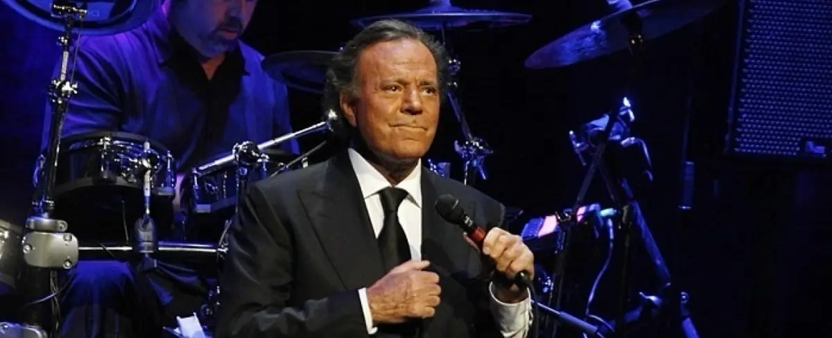 Revelan que Julio Iglesias tiene problemas de salud que le impiden caminar