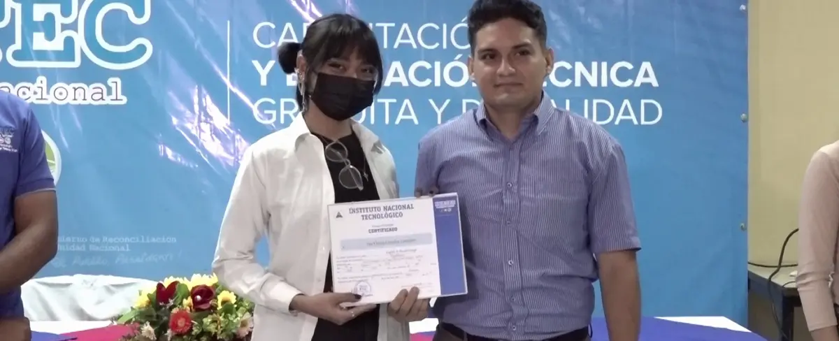 Jóvenes concluyen formación en curso técnico de inglés