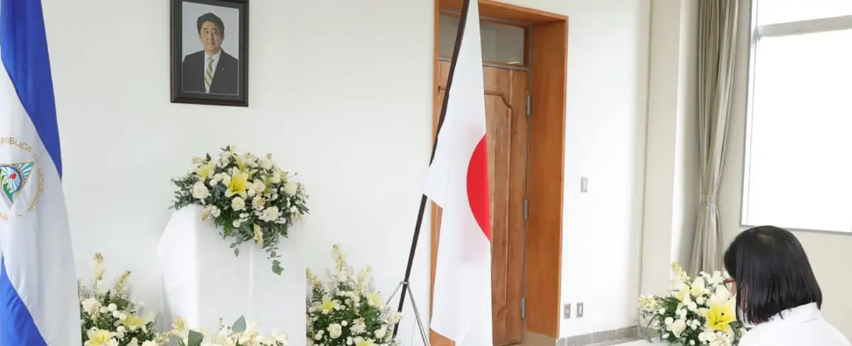 Nicaragua firma libro de condolencias por asesinato de ex primer ministro japonés