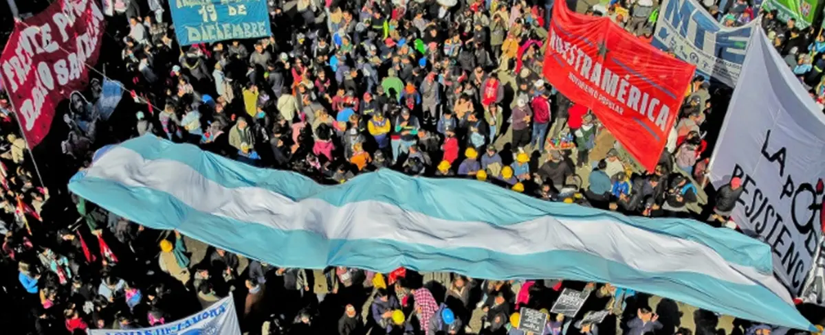 Organizaciones sociales de Argentina marchan por trabajo y salario básico universal
