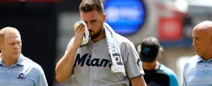 Pitcher de los Marlins de Florida recibe fuerte pelotazo en el rostro