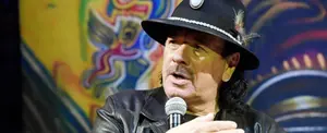 Carlos Santana sufre desmayo en pleno concierto en Michigan
