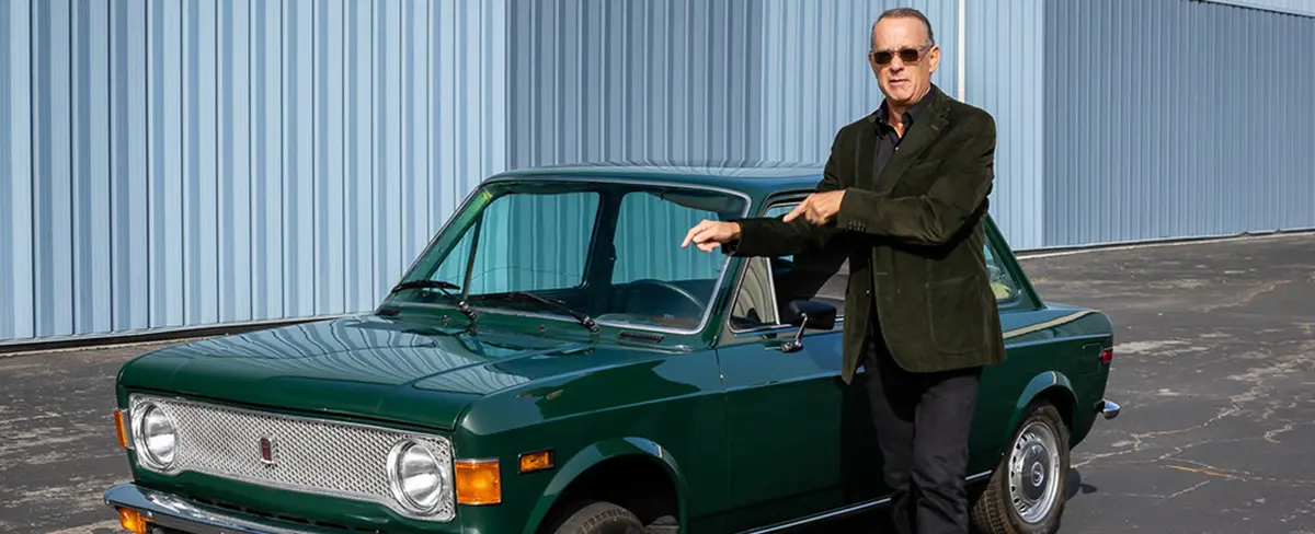 Tom Hanks subasta el automóvil que utilizó en la película “The Post”