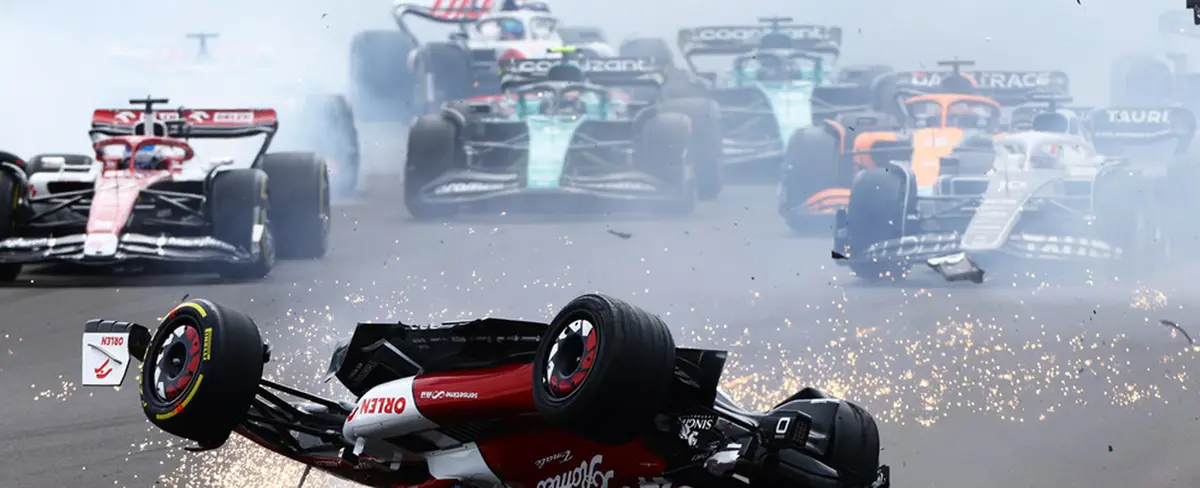 El piloto Zhou Guanyu sale ileso tras grave accidente en el arranque del GP de Gran Bretaña