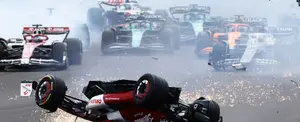 El piloto Zhou Guanyu sale ileso tras grave accidente en el arranque del GP de Gran Bretaña