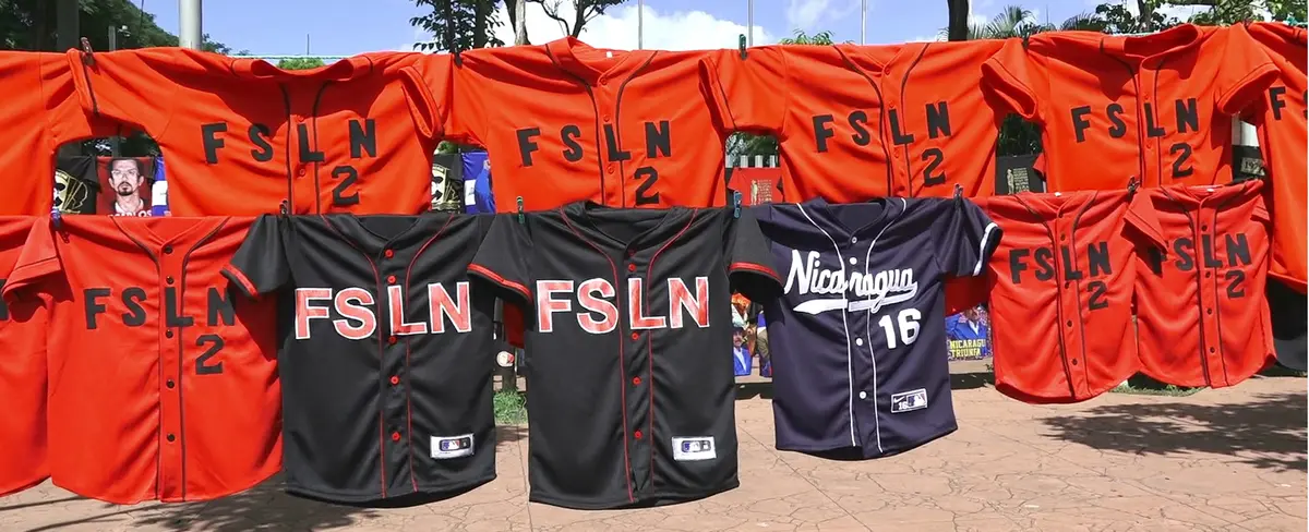 Ofertan camisetas del 43/19 a precios accesibles en la avenida Bolívar