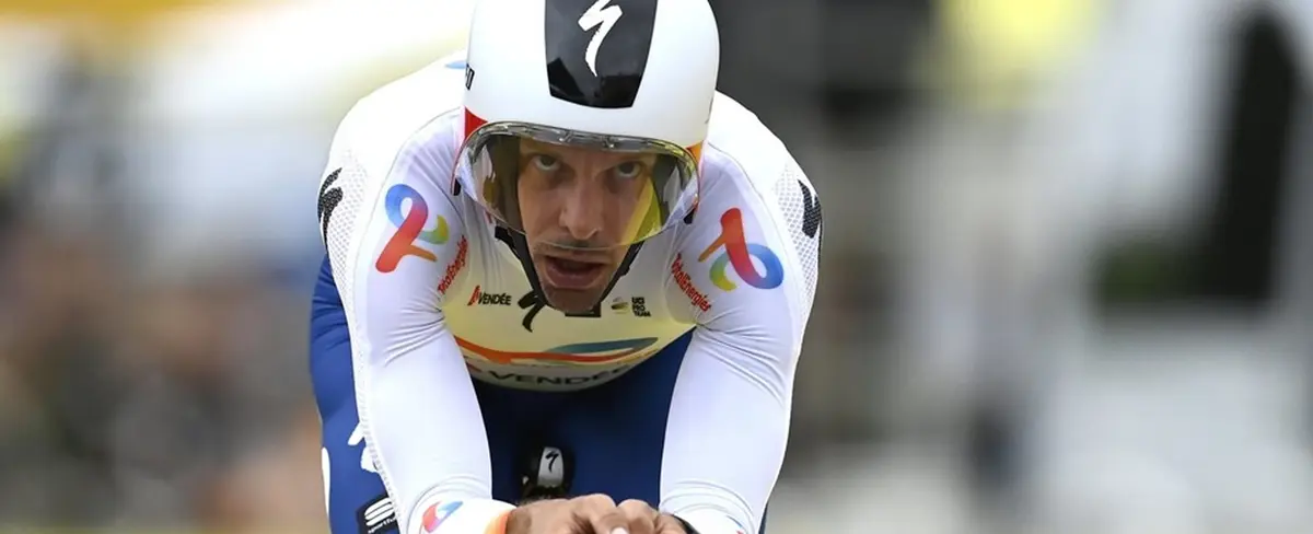 Un ciclista sufre un accidente tras chocar contra espectadores en Francia