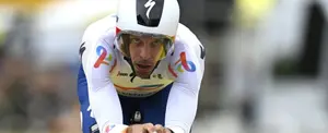Un ciclista sufre un accidente tras chocar contra espectadores en Francia