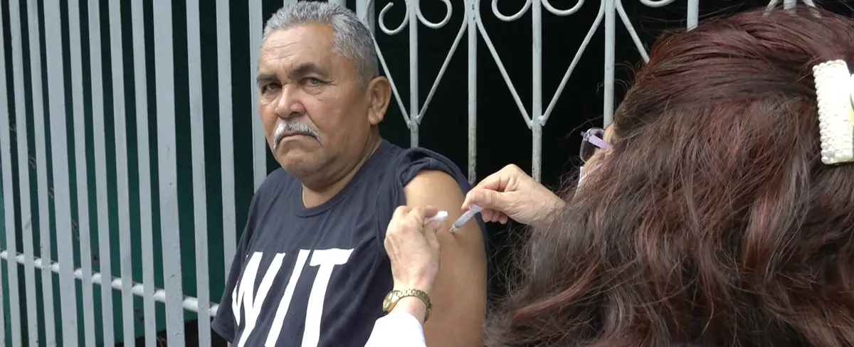 Vacunación voluntaria contra la Covid-19 llega al barrio Oswaldo Manzanares