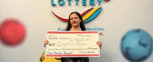 Mujer gana premio de lotería instantánea y comparte premio con desconocidos