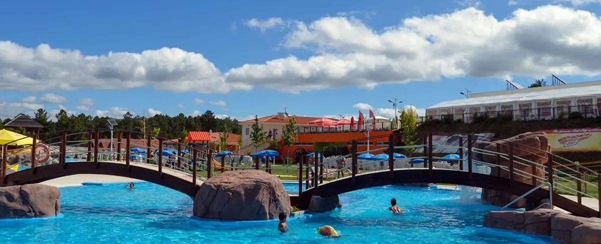 Un sujeto fallece al ser arrastrado por un sumidero que se abrió en una piscina