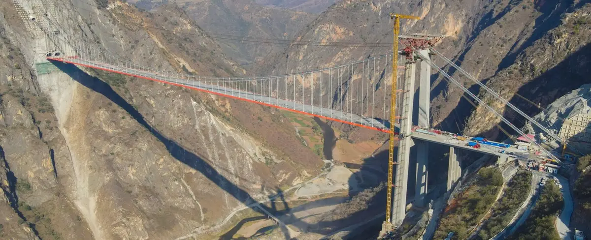 Impresionante construcción de puente colgante de una sola torre en China