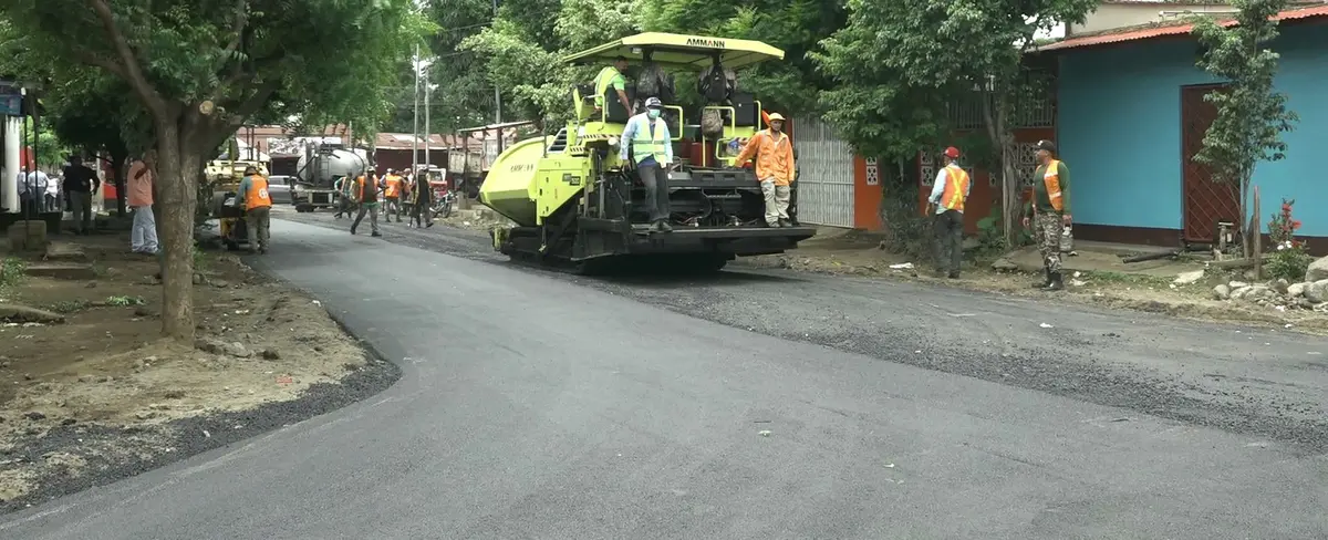 Alcaldía construye 600 metros de calles asfaltadas en el barrio Adolfo Reyes