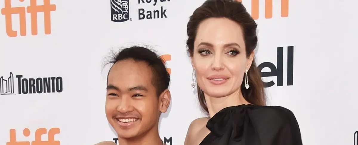 Angelina Jolie habría apoyado gusto por las armas a uno de sus hijos