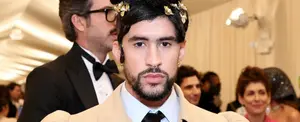Bad Bunny enciende las redes sociales al posar con vestido de novia