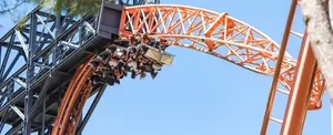 Diez personas quedan atrapadas durante una hora en una montaña rusa
