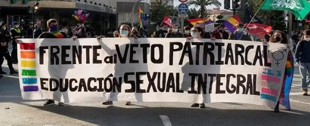 España reforma ley del aborto para interrupción voluntaria del embarazo en menores