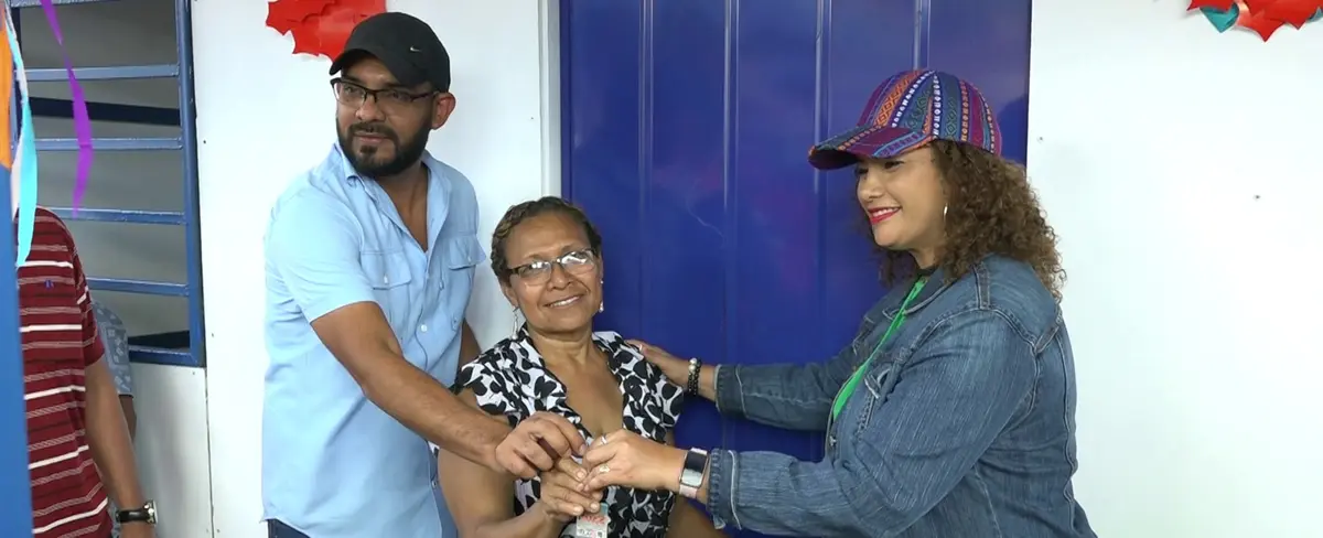 Familia del barrio Georgino Andrade recibe una vivienda digna