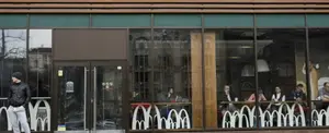 Jóvenes irrumpen en un restaurante robando bebidas y comida