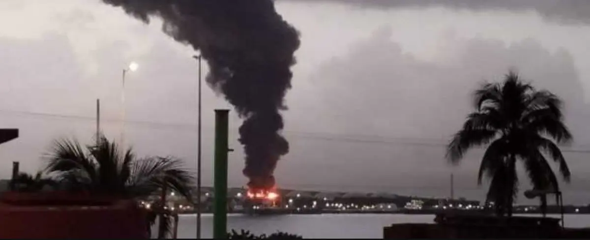 Cuba: continúan intensas labores para sofocar incendio en depósitos de petróleo