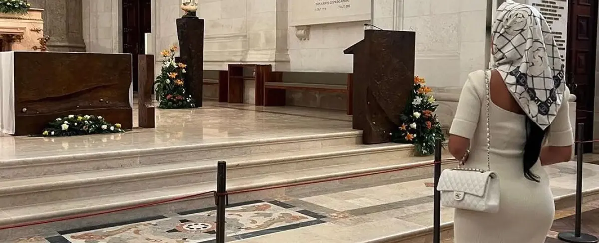 Novia de CR7 visita con sexy look a la Virgen de Fátima