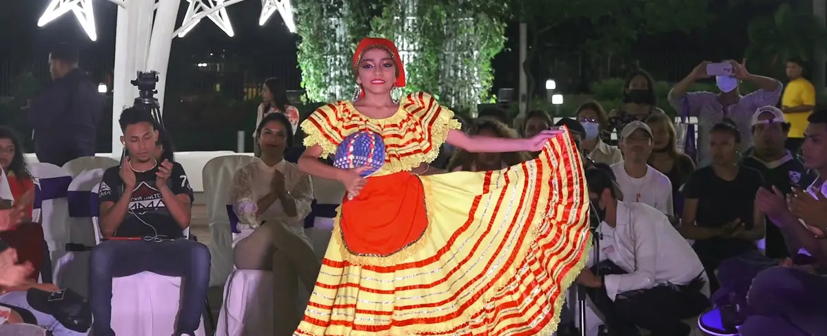 Plaza Soberanía recibe espectacular pasarela de trajes de fantasías