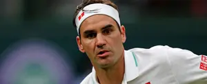 Roger Federer sorprende a un joven al cumplir su promesa y enfrentarse con él en un partido de tenis