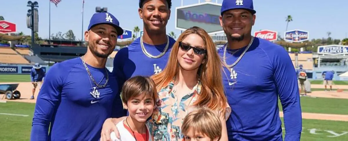 Shakira y sus hijos visitan a los Dodgers de los Ángeles