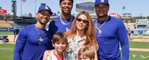 Shakira y sus hijos visitan a los Dodgers de los Ángeles