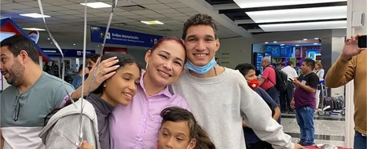Tripulantes del avión venezolano retenido en Argentina se reúnen con sus familiares