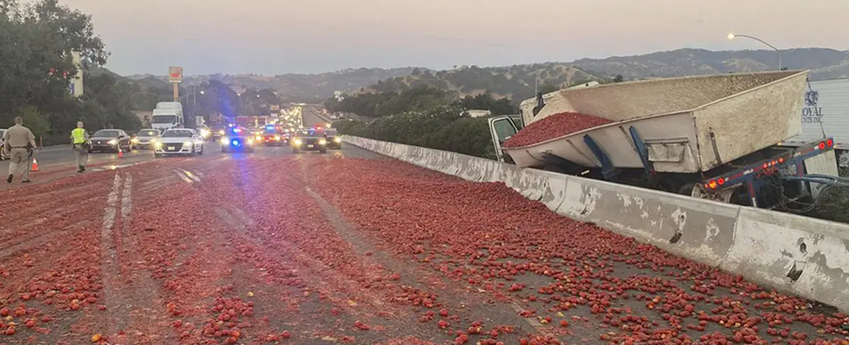 Un camión se accidenta y vierte miles de tomates en una carretera de California
