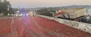 Un camión se accidenta y vierte miles de tomates en una carretera de California