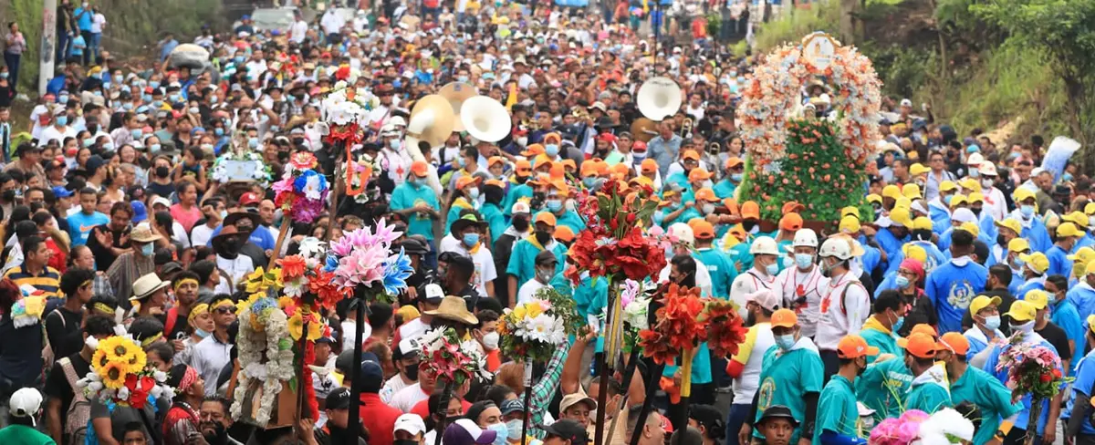 Miles de devotos participan en la tradicional bajada del Santo