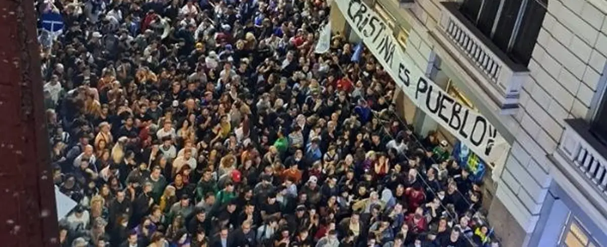 Movimiento peronista de Argentina marcha en apoyo a Cristina Fernández