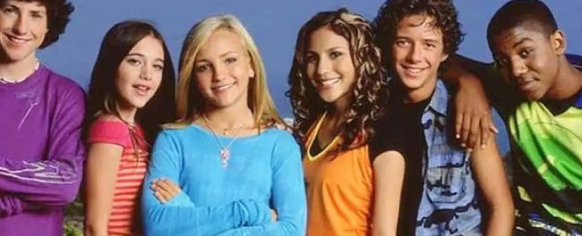 Actriz de la serie Zoey 101 protesta contra abusos de Nickelodeon