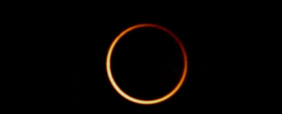 Revelan sorprendente imagen del anillo de fotones de un agujero negro