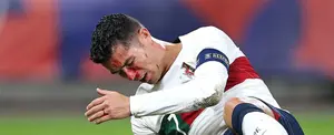 Cristiano Ronaldo sufre un duro golpe en la nariz durante partido contra República Checa