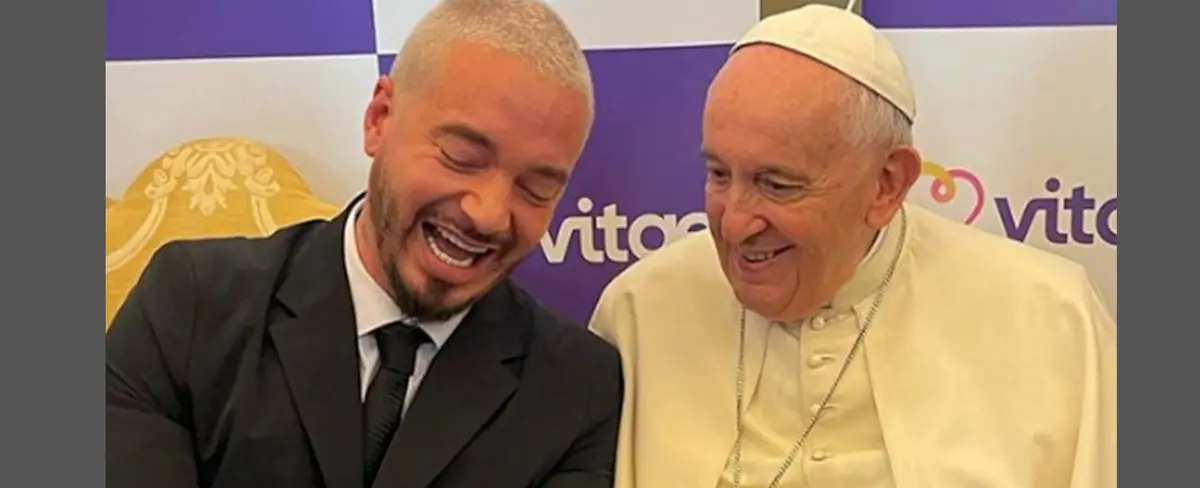 Divertido encuentro entre J Balvin y el papa Francisco